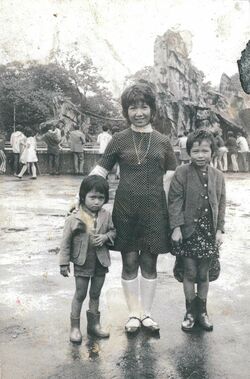 ミニスカートをはく40歳の時の山田火砂子さん（中央）と、長女の美樹さん（右）、次女（左）　提供＝現代ぷろだくしょん