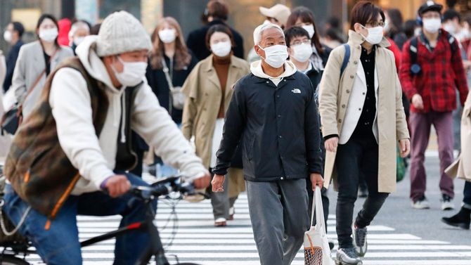 2020年4月7日、渋谷のスクランブル交差点を渡っている人々が一様にマスクを着用している