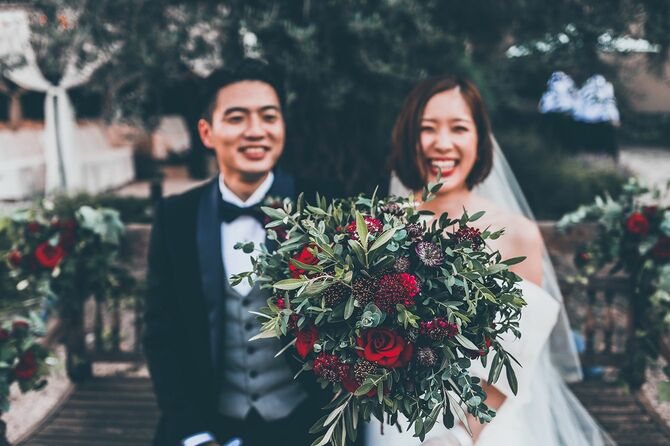 2人の日本の若いカップルが結婚しました
