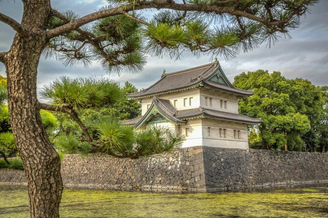 石垣、堀、松の木に囲まれた皇居
