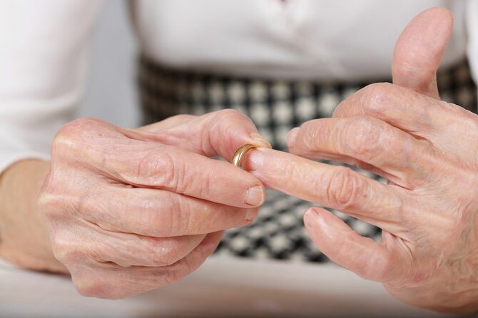 結婚指輪を外す年配の女性