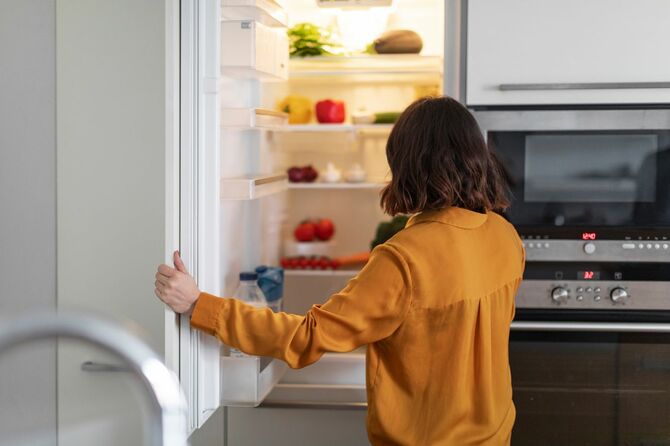 冷蔵庫の中を見る人のイメージ
