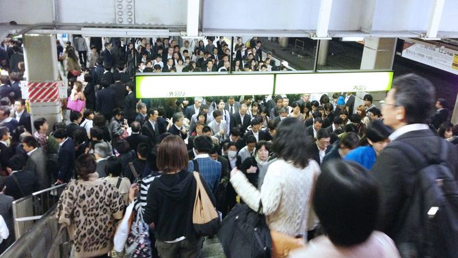 混雑した東京の駅（2012年10月）
