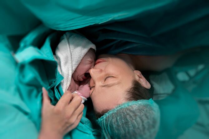 分娩室で母親と新生児