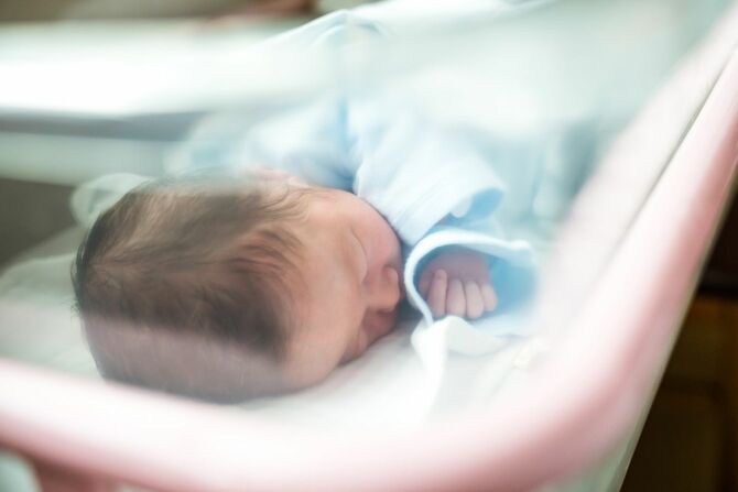 病院で生まれたばかりの新生児