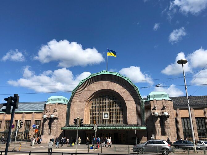 ヘルシンキ駅に掲げられたウクライナ国旗