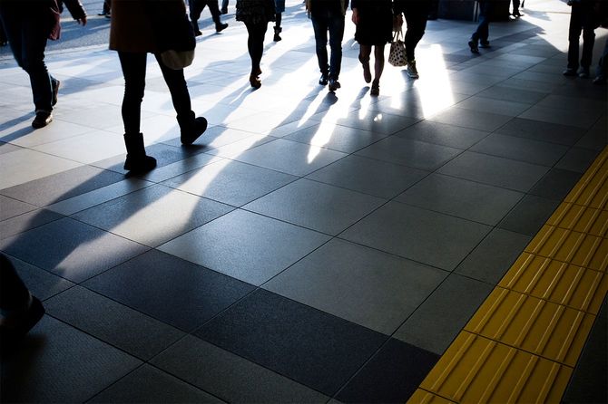 人々が散歩新宿駅