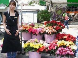 代々木公園のイベントで初めて輸入したバラを売る萩生田さん
