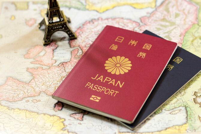 アンティークのヨーロッパの地図の上に2冊の日本国旅券