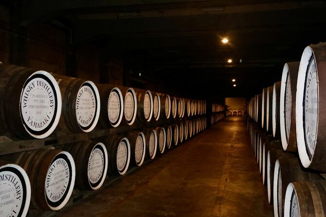 原酒が樽の中で熟成されていく蒸溜所内の貯蔵庫