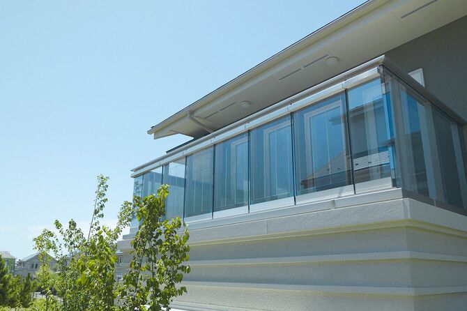 【写真1】「Fujisawaサステナブル・スマートタウン」内のモデルハウスのバルコニーに設置されたガラス建材一体型ペロブスカイト太陽電池。