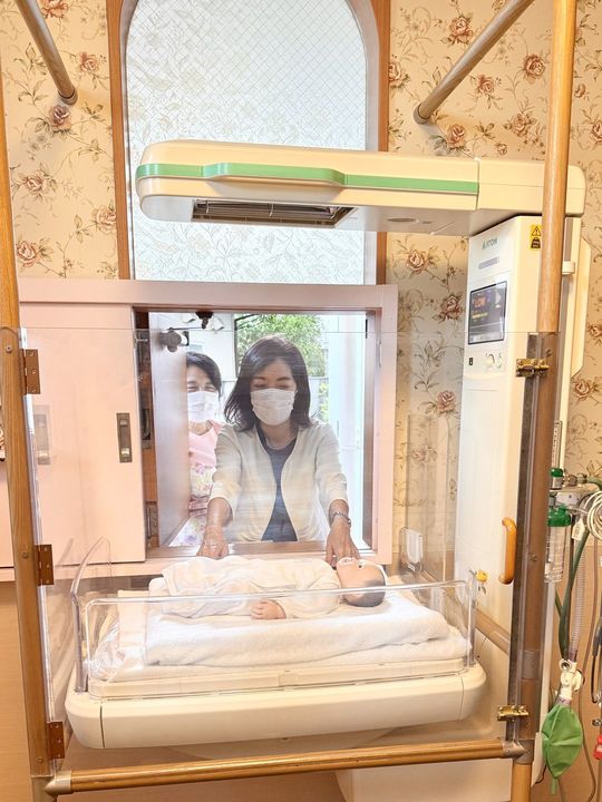 「こうのとりのゆりかご」で赤ちゃん（人形）の預け入れ体験をする田中ひかるさん