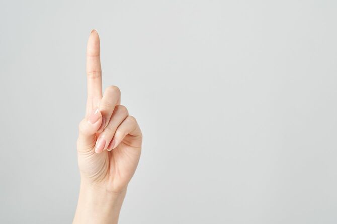 上を向いた人差し指