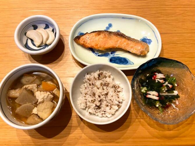 ある日の夕食。魚を中心に、具だくさん味噌汁や小鉢で野菜を摂取