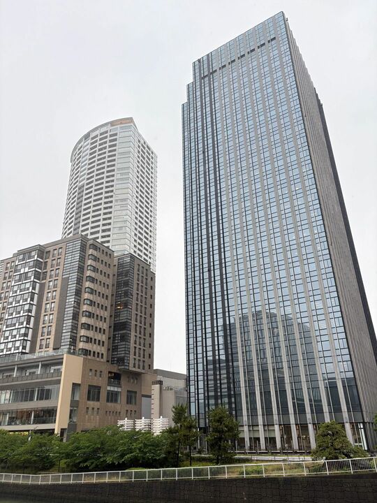 大阪中之島合同庁舎の大阪地検（右）、大阪市福島区