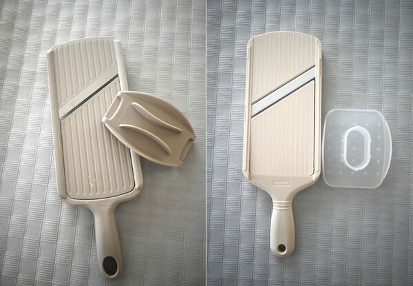 ニトリ「厚み調節スライサー」1190円（左）と京セラ「セラミックスライサー（厚み調節機能付き）」2200円（右）