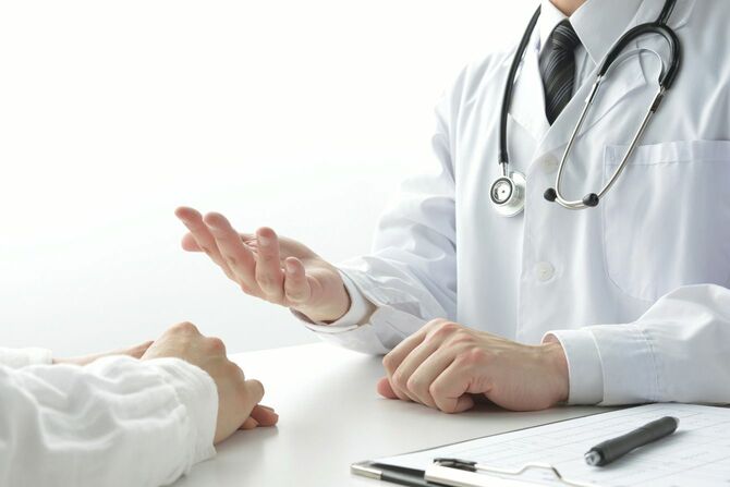 患者と対面で話す医師