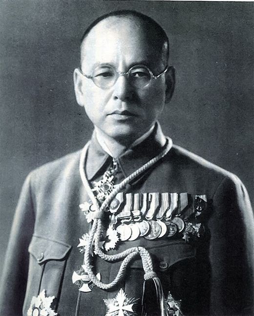 満洲国の協和服を着た甘粕正彦。首からかけた儀礼章を左胸で留めている。