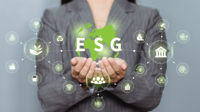 手のひらの上の地球と「ESG」の文字