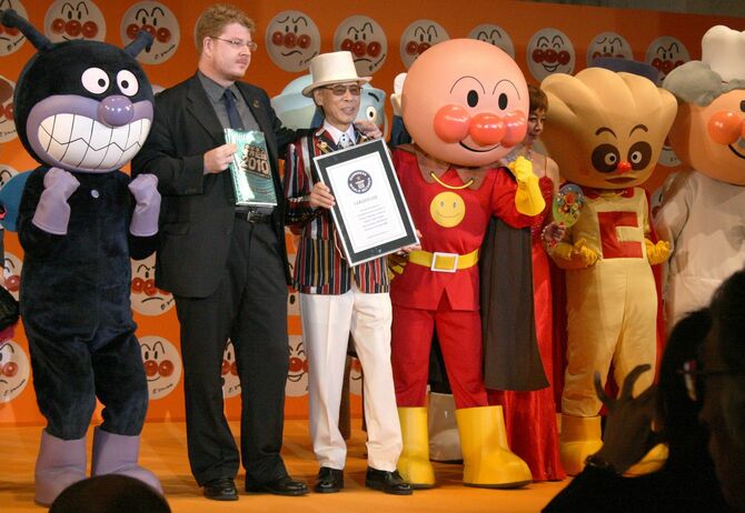 90歳を祝うパーティーでの漫画家やなせたかし氏（中央）（本名：柳瀬嵩）、東京都内、2009年7月22日