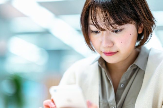 スマートフォンを使用する若い女性