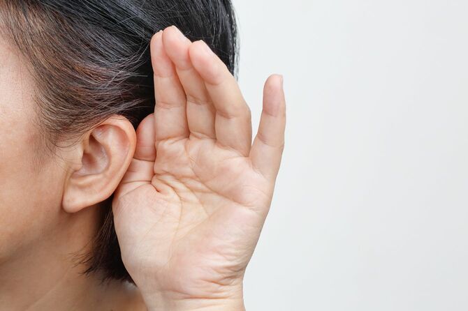 難聴のシニア女性のイメージ写真