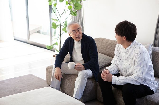 居間で会話する老人と若者