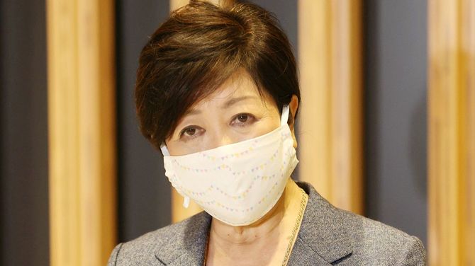 西村康稔経済再生担当相との会談を終え、報道陣の取材に応じる東京都の小池百合子知事＝2020年4月22日、内閣府