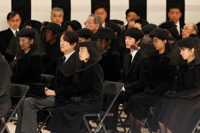 三笠宮妃百合子さまの「斂葬の儀」に参列された喪主で孫の彬子さま、秋篠宮ご夫妻、天皇、皇后両陛下の長女愛子さま、秋篠宮ご夫妻の次女佳子さま、長男悠仁さま