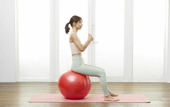 写真⑫　出典＝SAYAKA『バランスボール「美やせ」革命』（プレジデント社）