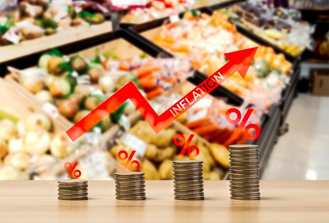 スーパーマーケットの食品、果物や野菜、より高い価格インフレとより高価な食品の概念