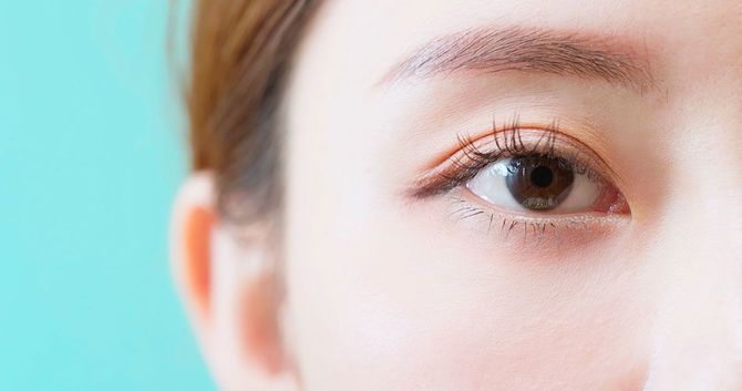 女性の目元