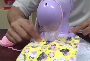 「毛糸ミシンHug」のガイドに毛糸をかけて布を送ると簡単に毛糸で縫い合わせられる