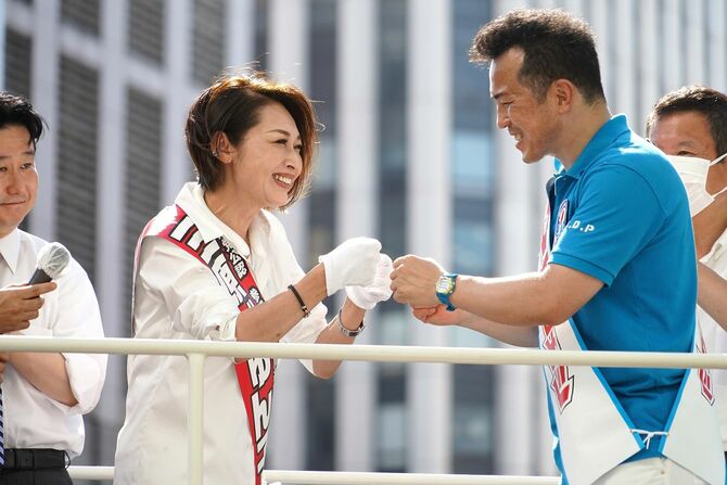 2022年6月25日、横浜駅西口での街頭演説でグータッチをする三原順子氏と宇都隆史氏