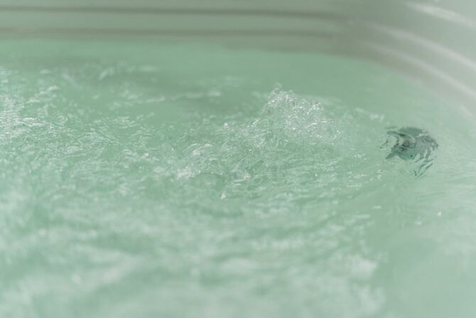 ジャグジーのスイッチがオンになった湯舟