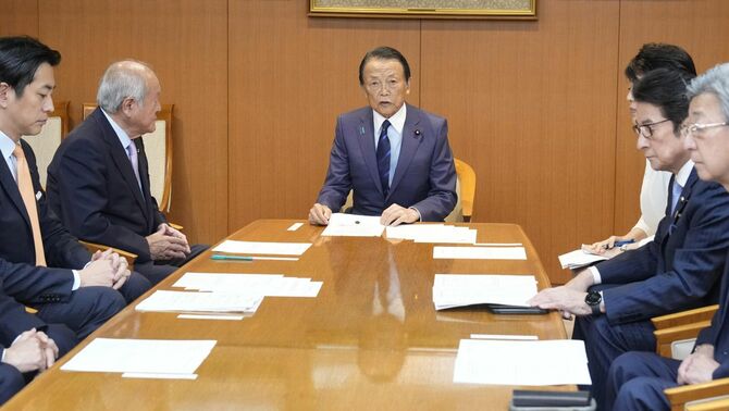 自民党の「安定的な皇位継承の確保に関する懇談会」に臨む麻生太郎副総裁（中央）＝2026年6月9日、東京・永田町の党本部