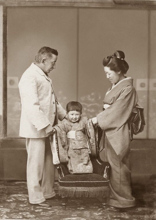 神戸時代の小泉八雲と妻セツ、長男の一雄