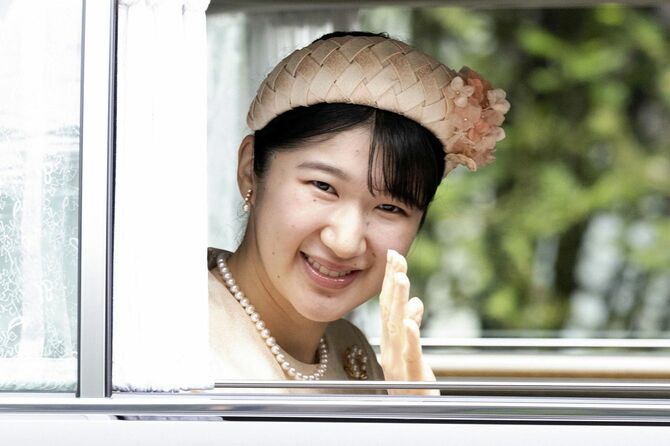 上皇后美智子さまの誕生日に仙洞御所に入る天皇、皇后両陛下の長女愛子さま＝2025年10月20日午前10時56分、東京都港区