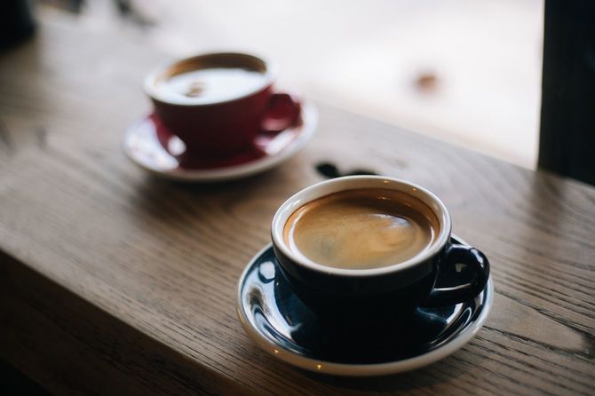 テーブルに置かれた二つのコーヒー