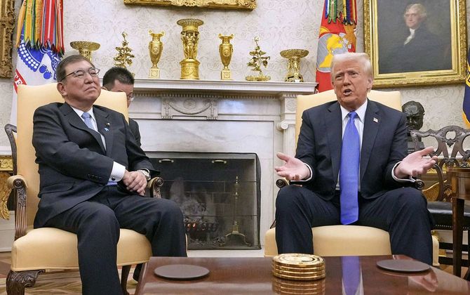 米ホワイトハウスで会談する石破首相（左）とトランプ大統領＝2025年2月7日