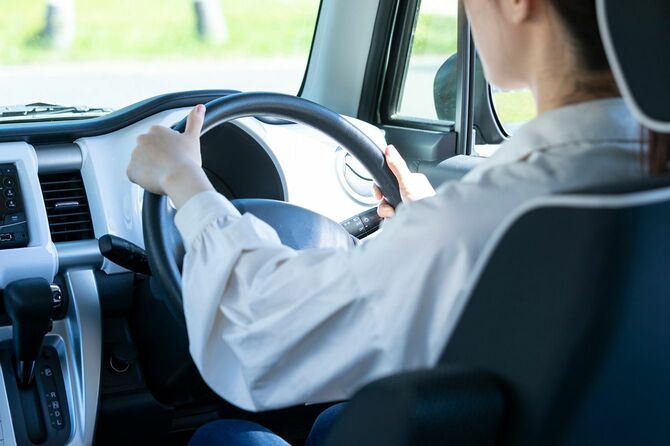 車の運転をする女性