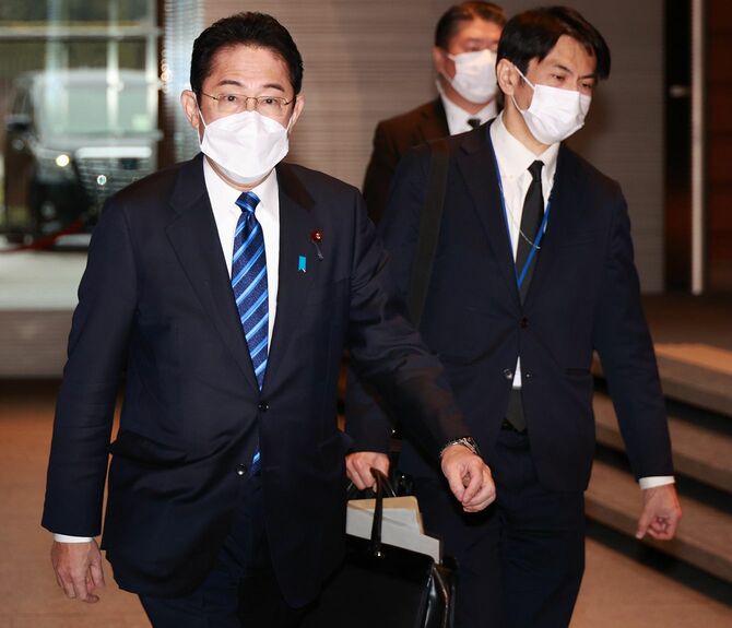 首相官邸に入る岸田文雄首相（左）。2023年2月10日午前、東京・永田町