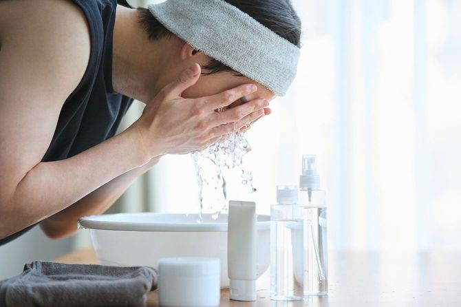 顔を洗う男性