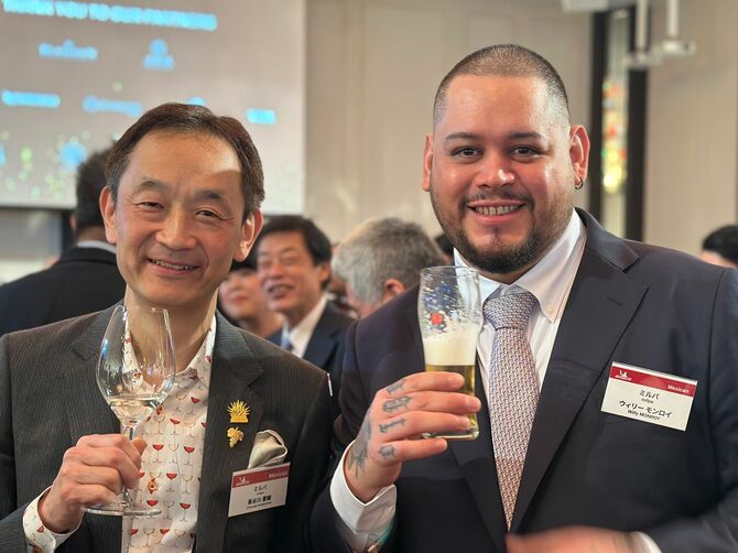 大阪「ミルパ」のウイリー・モンロイシェフ（右）と彼を支える海外の名店での経験も豊富なソムリエ、長谷川憲輔さん（左）