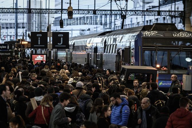 フランス全土で大規模ストライキが実施される中、旅行者で混み合うパリのリヨン駅（フランス・パリ、2019年12月20日）