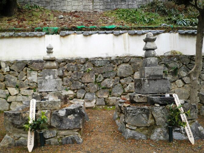 岐阜県可児市の可成寺にある森可成（右）と長可（左）の墓