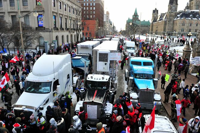 1月29日にオタワで始まったカナダのトラック運転手たちのデモは多くの市民に支持された。（＝2022年2月12日、カナダ・オタワのダウンタウン）