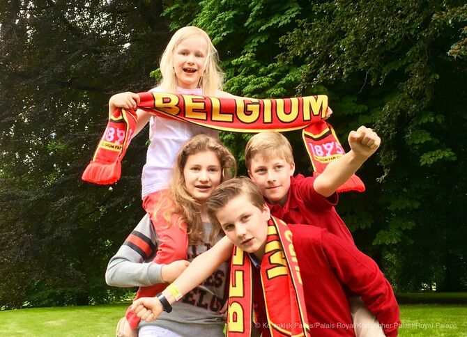 サッカーのベルギー代表「レッド・デビルス」を応援するフィリップ国王の子どもたち。妹のエレオノール王女を肩車しているのがエリザベート王女