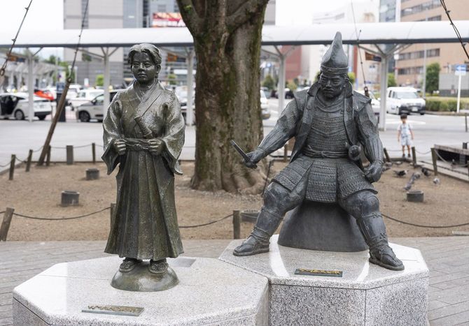 JR静岡駅前の松平竹千代（家康）像と今川義元像
