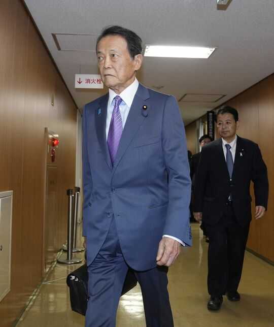 自民党の臨時総務会に臨む麻生太郎副総裁＝2026年6月29日、東京・永田町の党本部